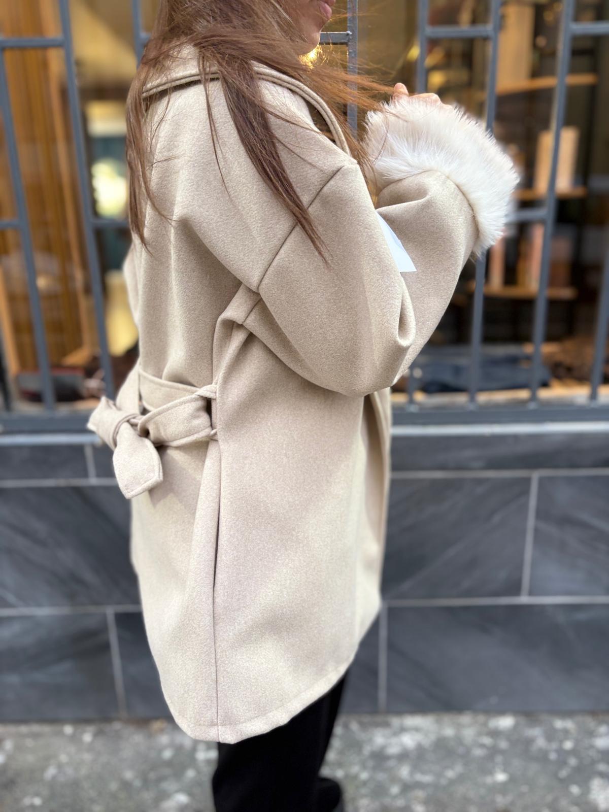 Manteau Élégant Gris à Col Fourrure