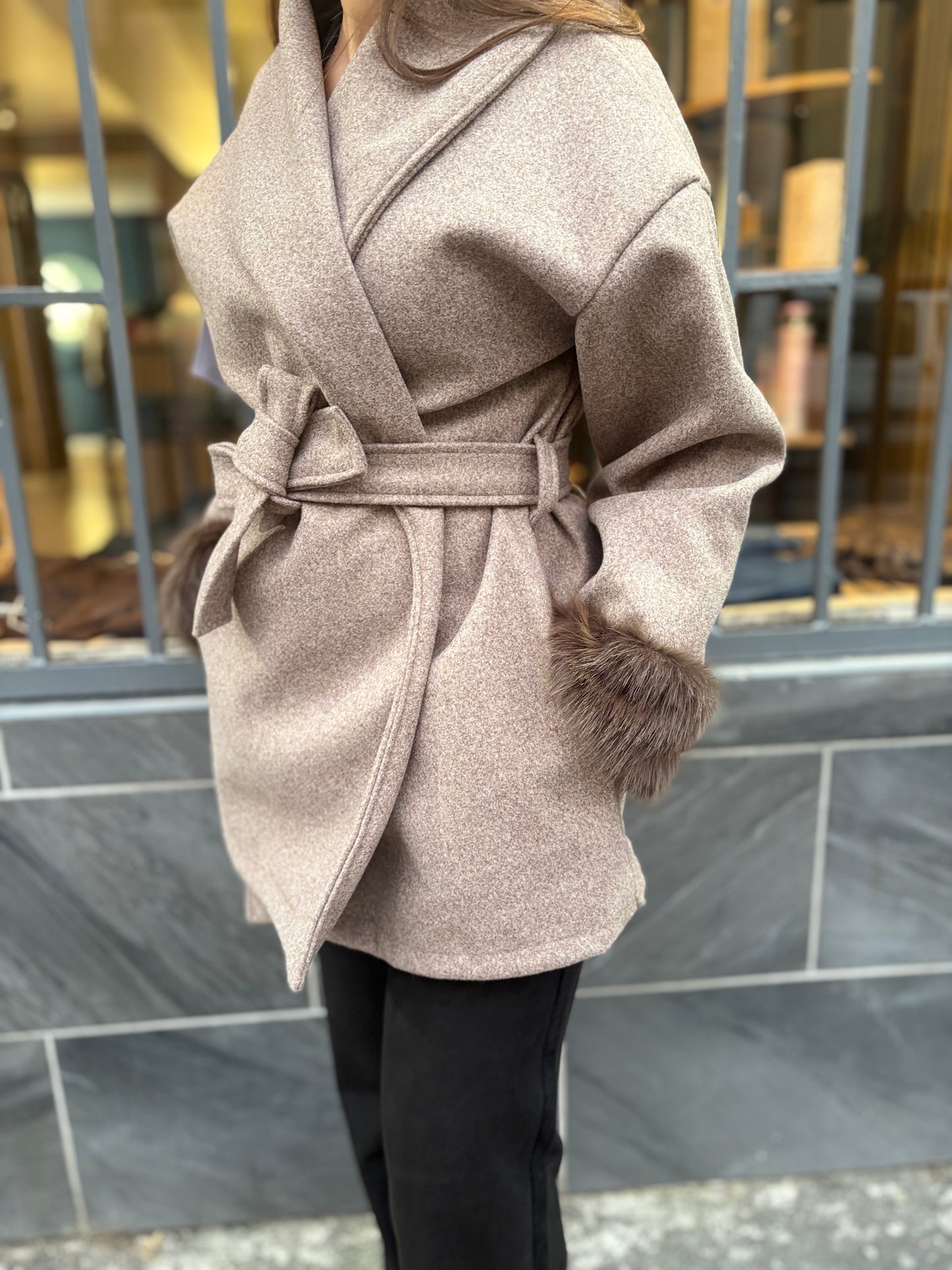 Manteau Élégant Gris à Col Fourrure