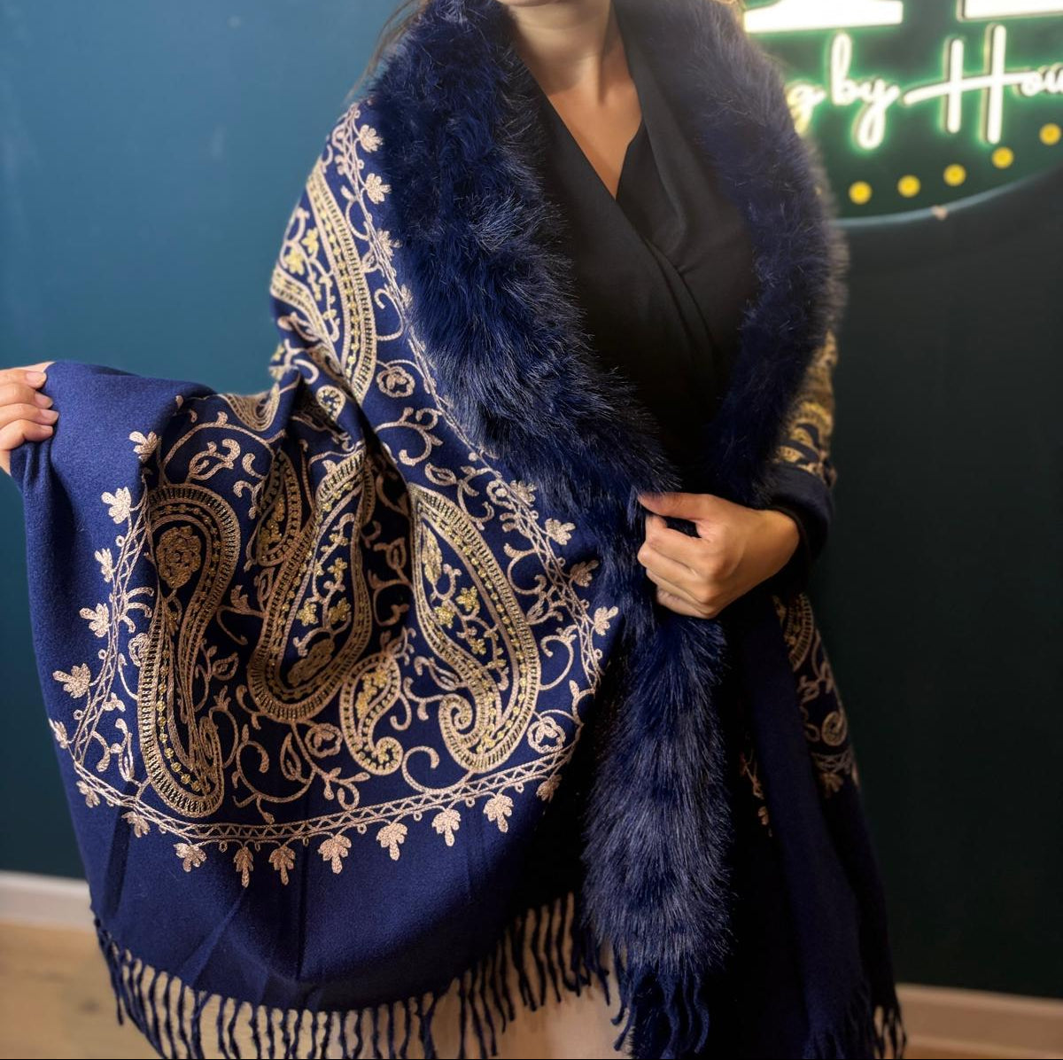 Châle Élégant Brodé Paisley avec Fourrure