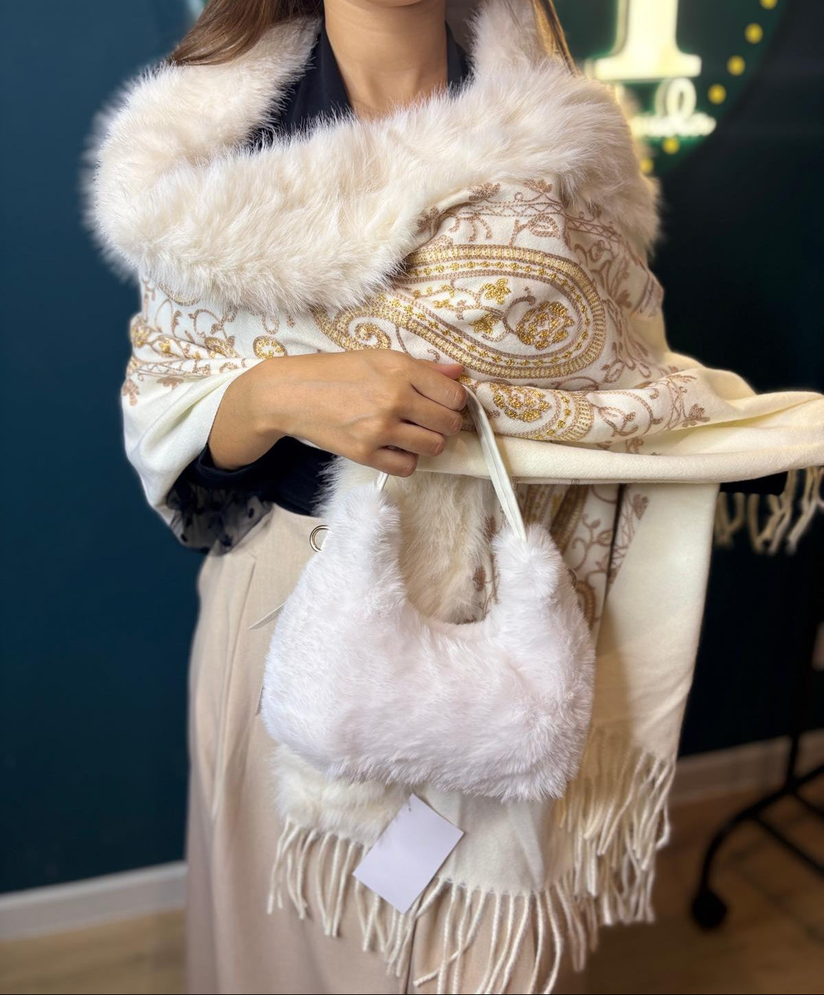 Châle Élégant Brodé Paisley avec Fourrure