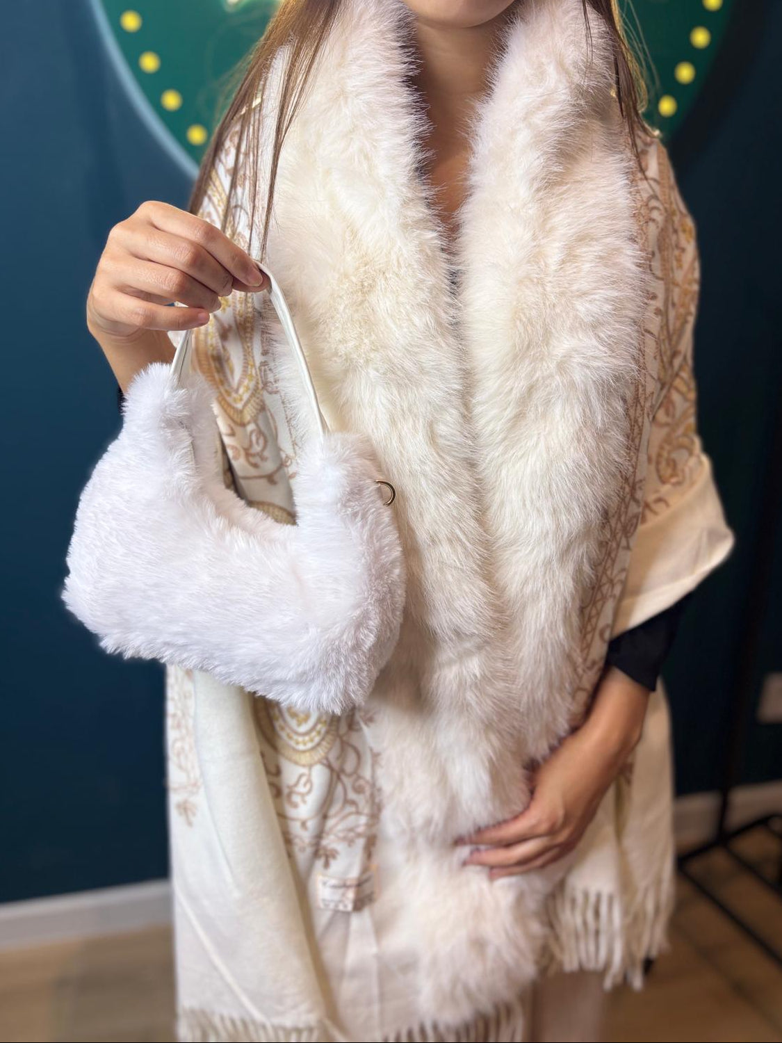 Châle Élégant Brodé Paisley avec Fourrure