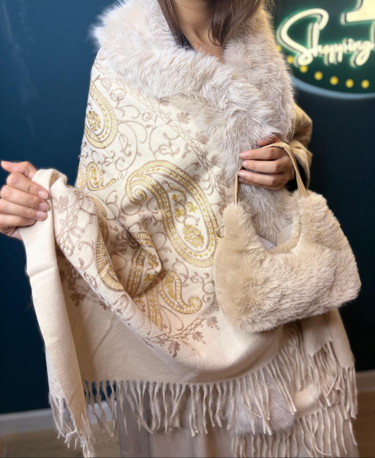 Châle Élégant Brodé Paisley avec Fourrure