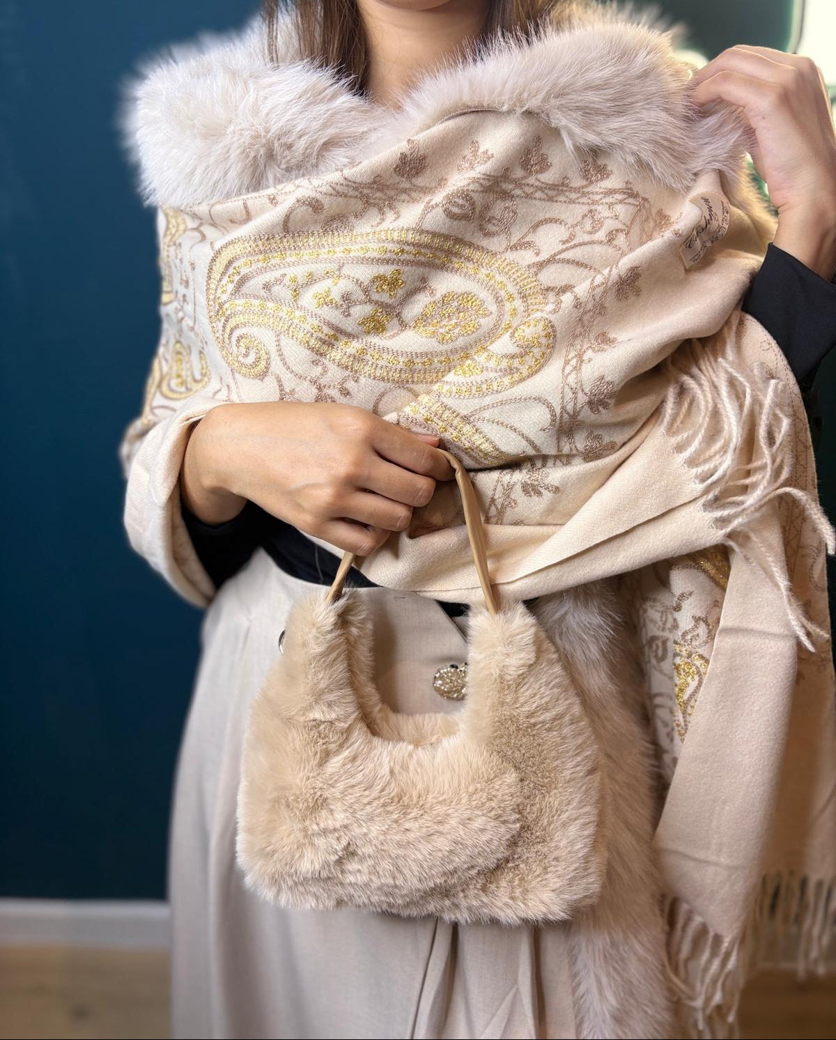 Châle Élégant Brodé Paisley avec Fourrure