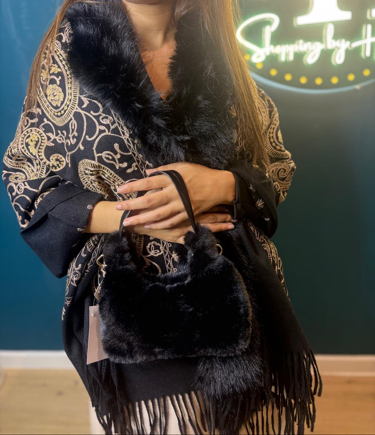 Châle Élégant Brodé Paisley avec Fourrure