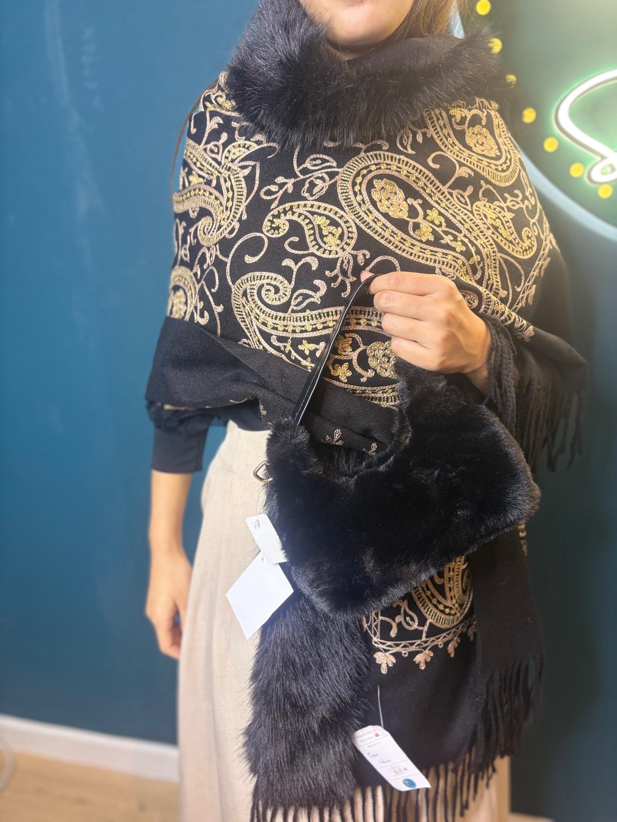 Châle Élégant Brodé Paisley avec Fourrure