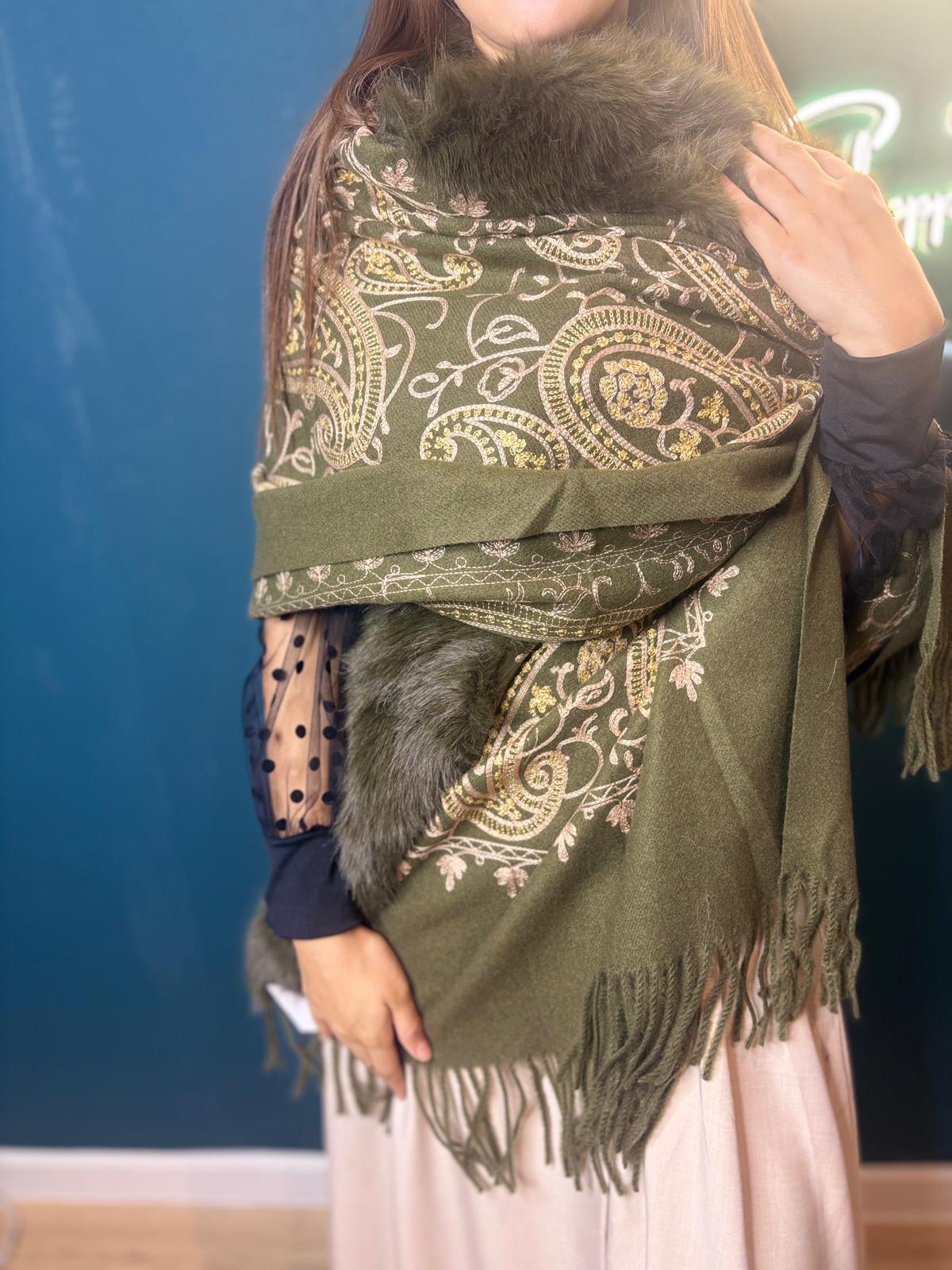 Châle Élégant Brodé Paisley avec Fourrure