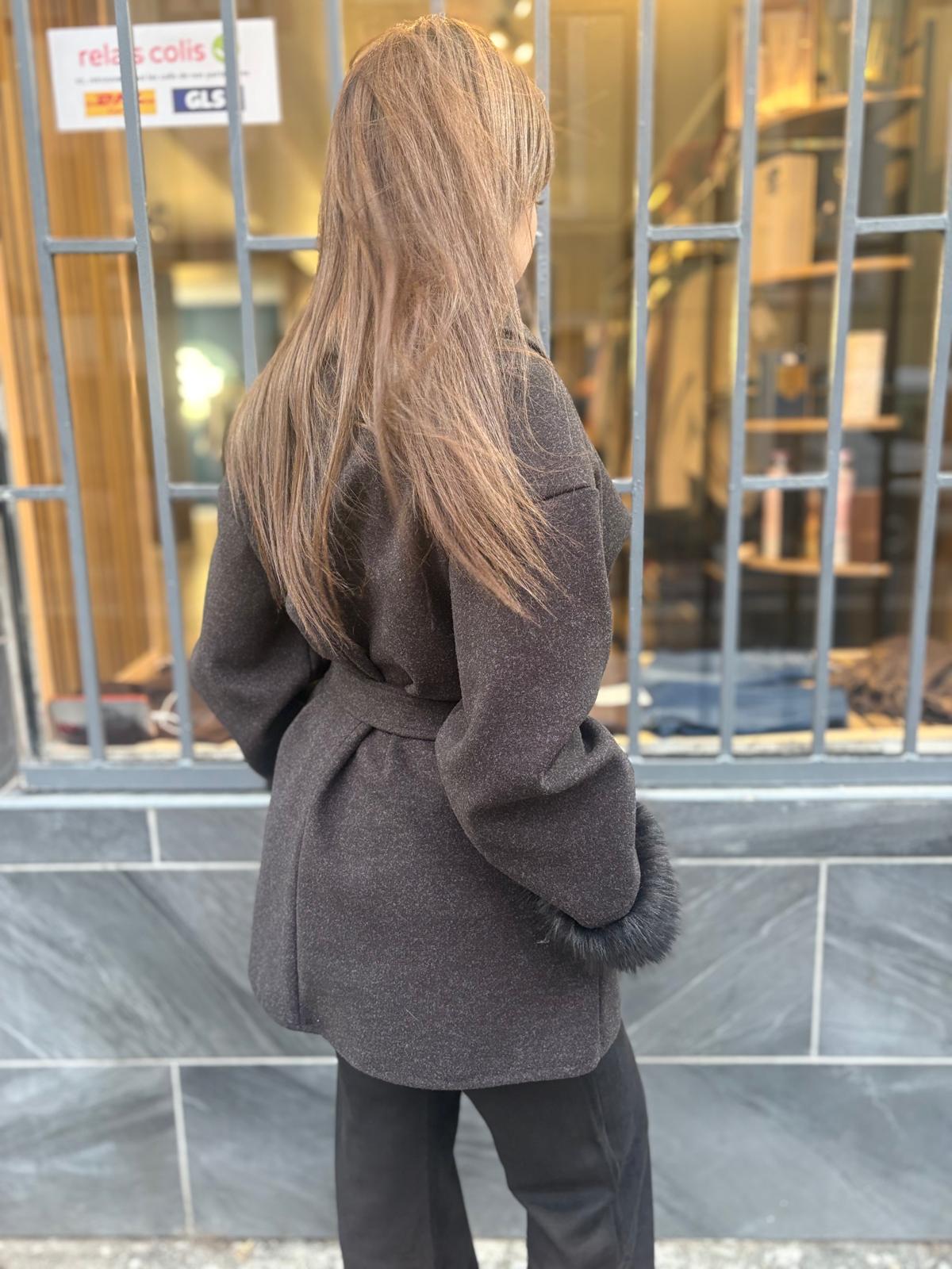 Manteau Élégant Gris à Col Fourrure