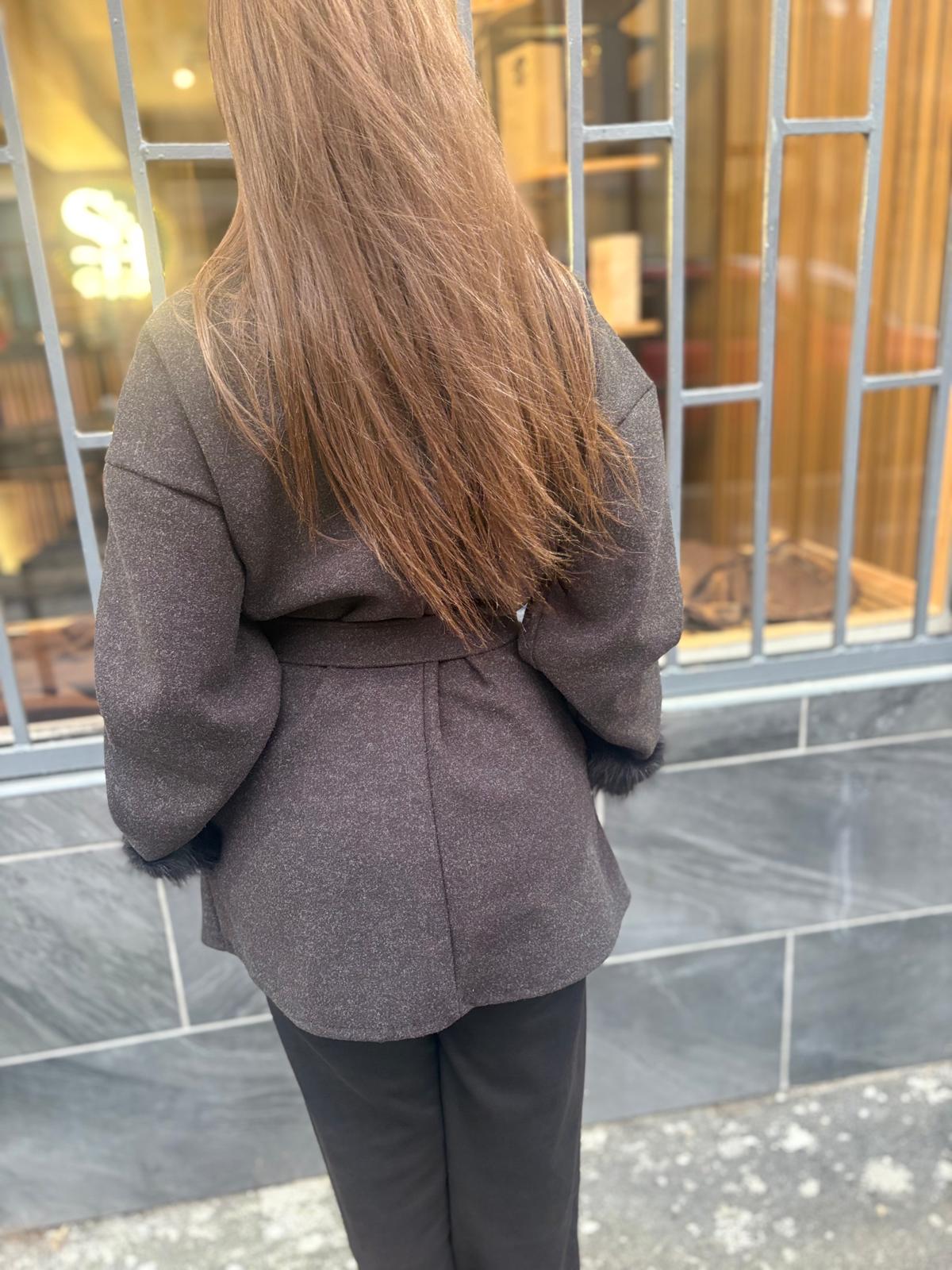 Manteau Élégant Gris à Col Fourrure