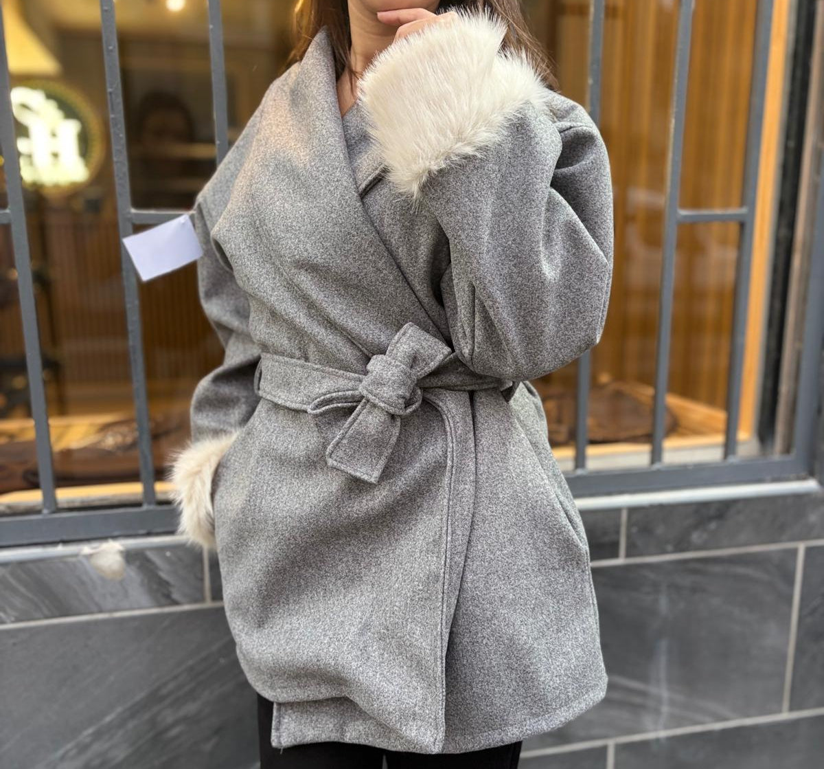 Manteau Élégant Gris à Col Fourrure