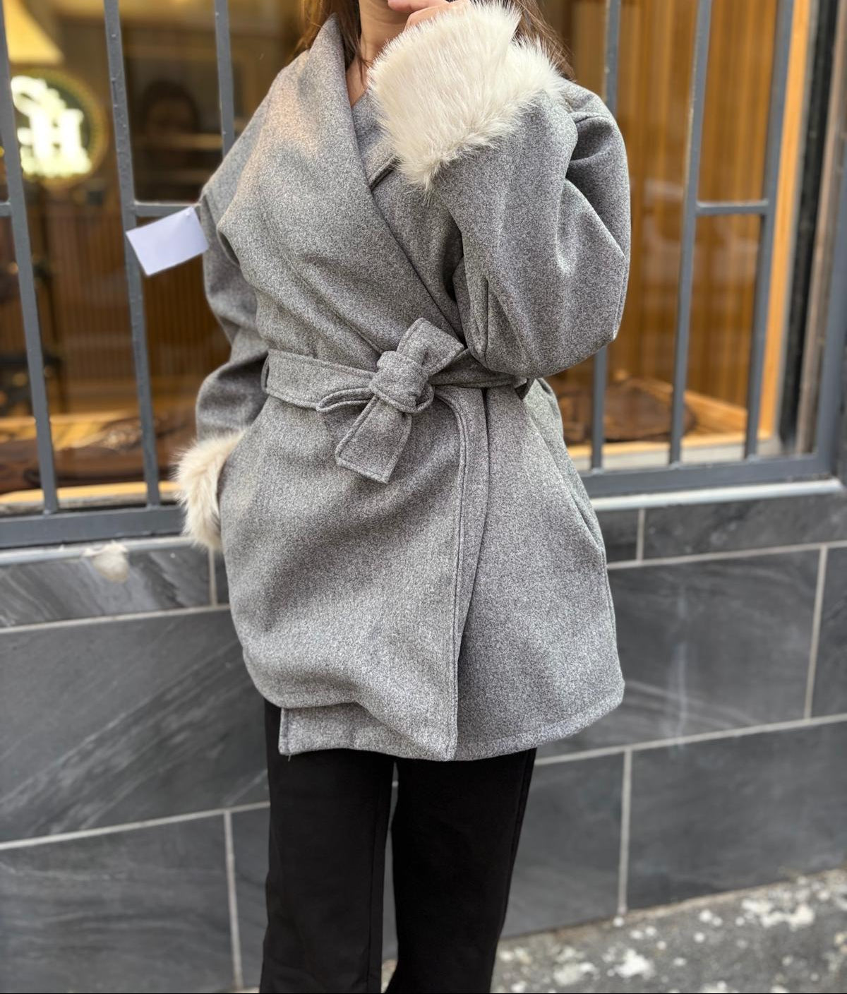 Manteau Élégant Gris à Col Fourrure