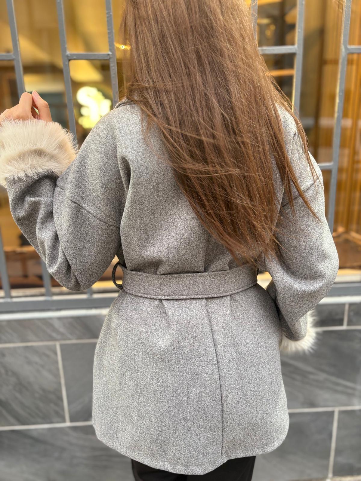 Manteau Élégant Gris à Col Fourrure