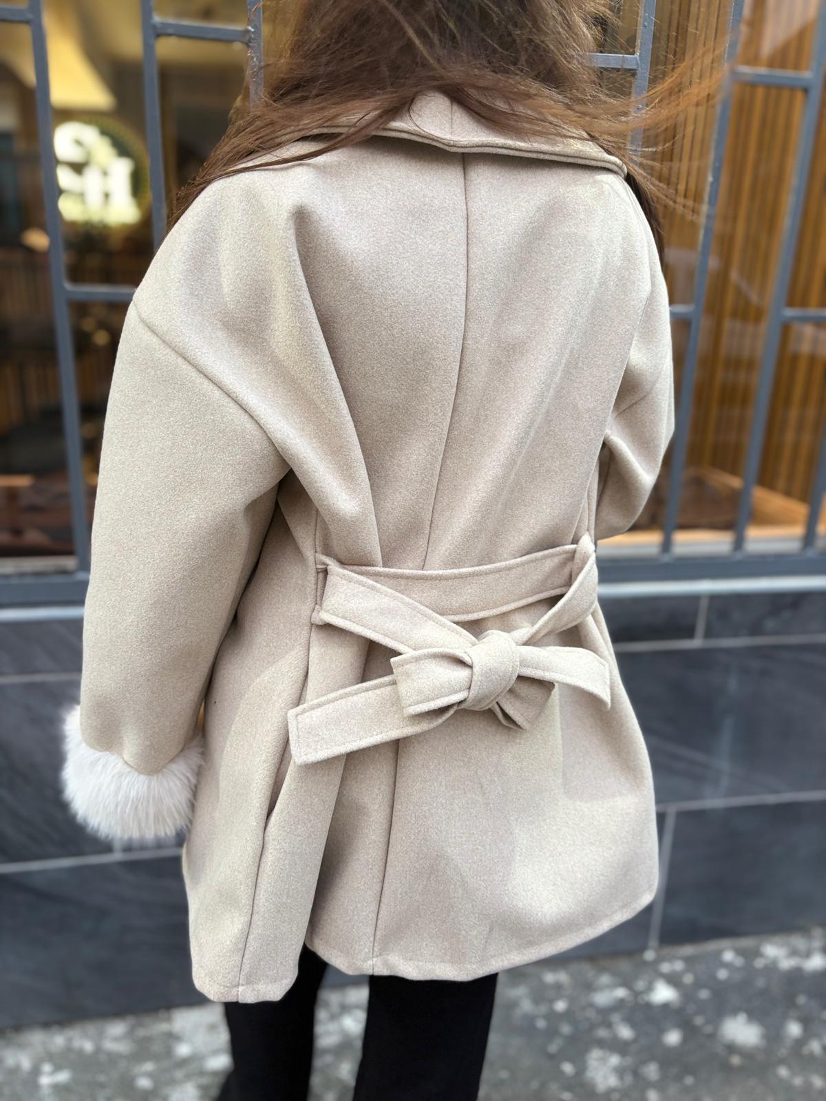 Manteau Élégant Gris à Col Fourrure